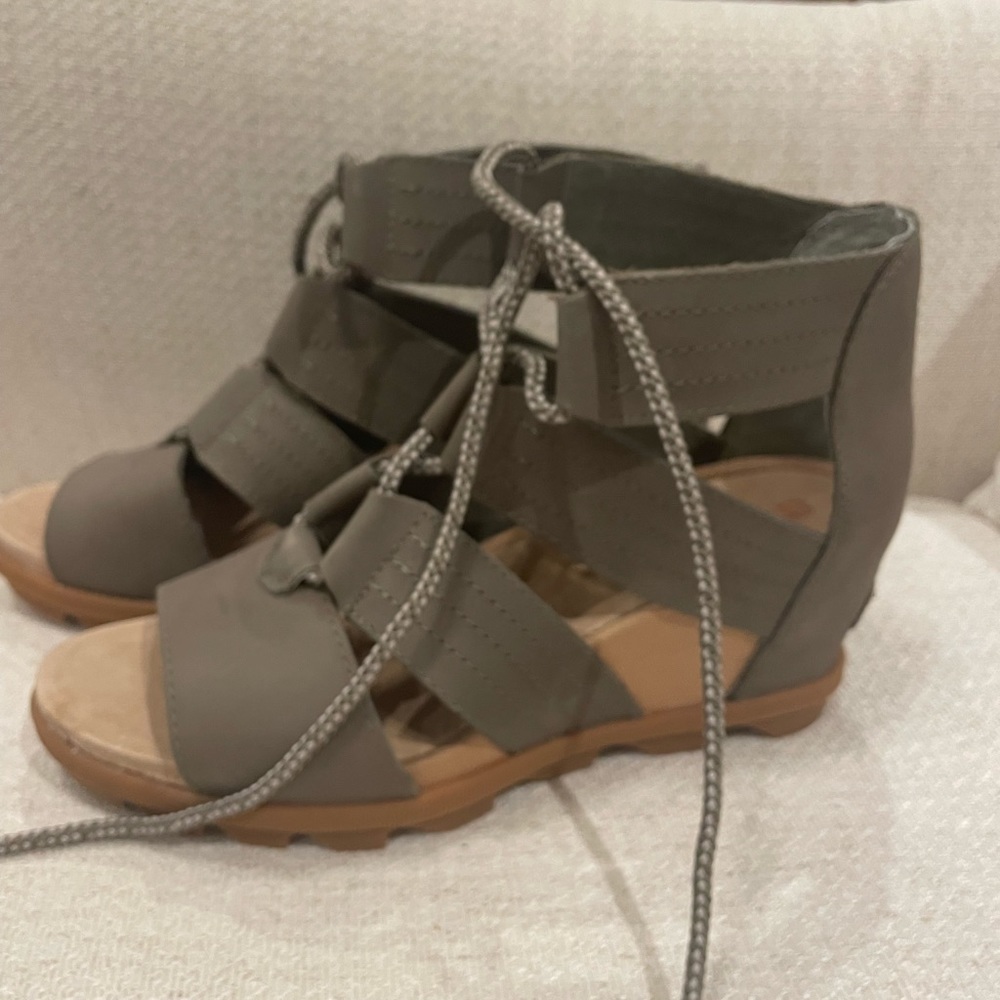 Sorel wedge sandals size 9.5!